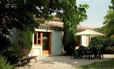 Gîte pour 8 personnes, avec vue et terrasse ainsi que piscine et bassin pour enfant à Grane