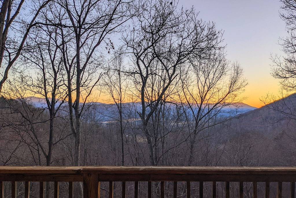 Private mountain hideaway with mountain views & large deck - close to Asheville in Haywood County