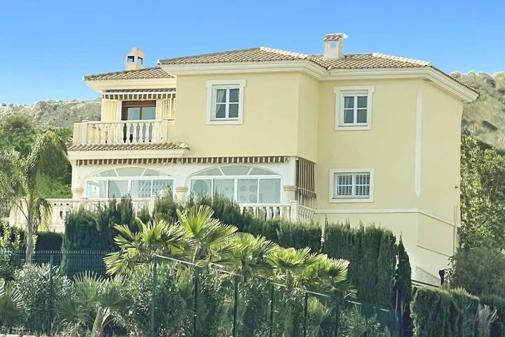 Casa rural para 18 personas, con jacuzzi además de jardín y piscina en Muchamiel