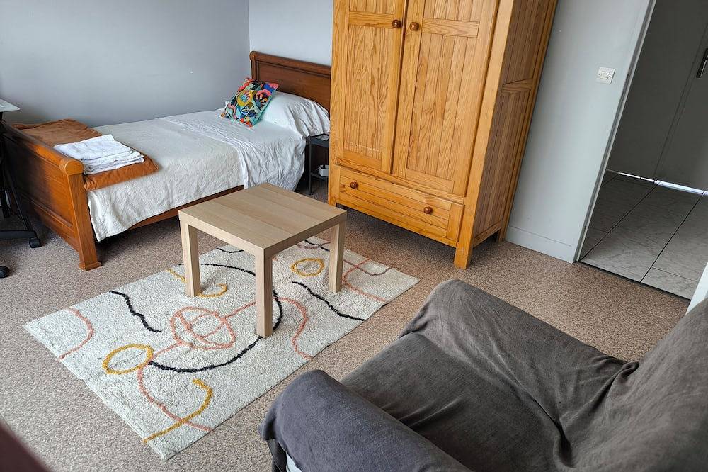 Appartement entier, Chambre double privée. in Vénissieux, Rhône