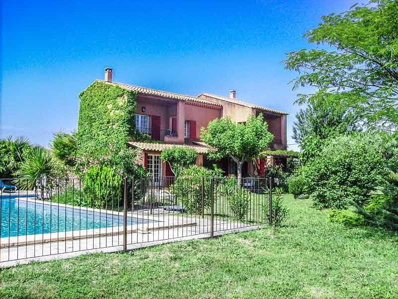 A Courthézon près d'Avignon, villa de vacances, piscine clôturée et joli parc. in Courthézon, Vaucluse