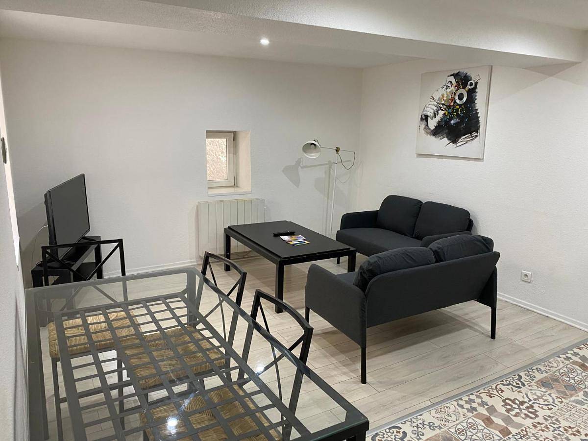 Appartement entier, Appartement 2ème étage 42m2 hyper centre ville / parking gratuit in Riom, Parc naturel régional des Volcans d'Auvergne