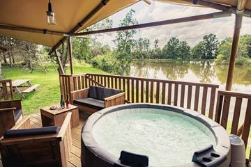Tente pour 4 personnes, avec vue sur le lac ainsi que vue et jardin, animaux acceptés dans Allier