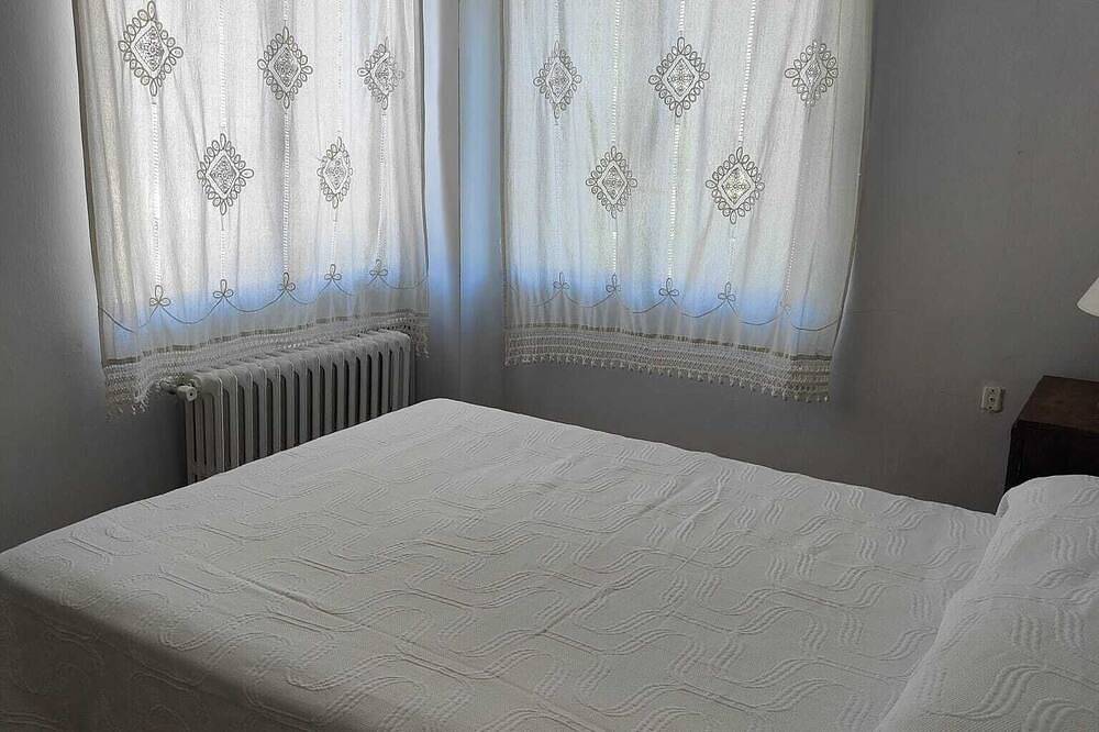 Holiday Home 'El Rozado' with Mountain Views, Private Terrace and Wi-Fi in Piedralaves, Ávila Region