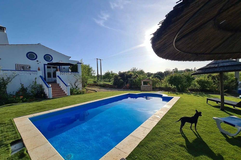 Excellent villa with garden, excellent private pool for exclusive use, parking in Algoz, Faro Distrikt