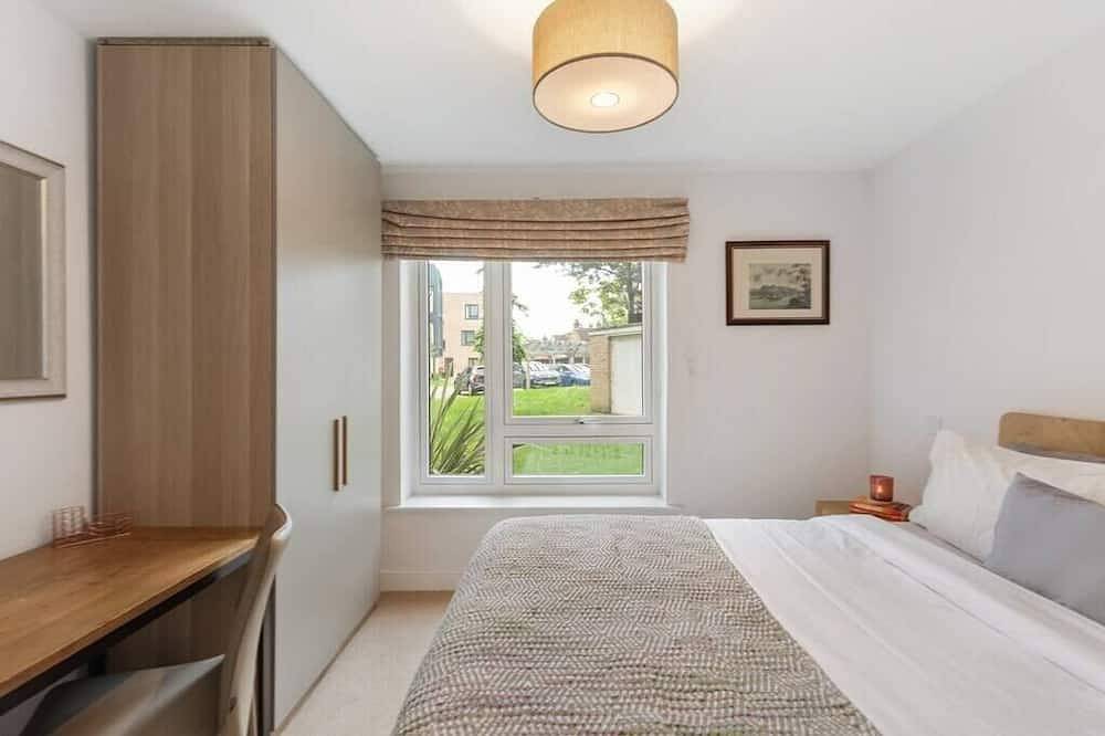 Entire apartment, Modern 3Br Flat quick links to Ldn and Heathrow in Spelthorne, Surrey