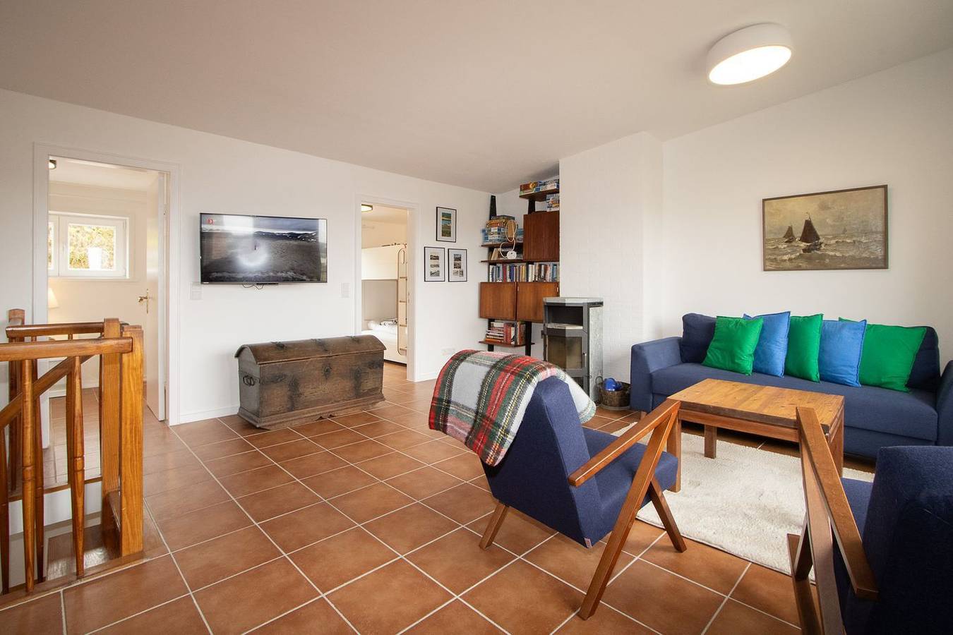 Ganze Wohnung, Haus Süderoog in Hörnum bietet auf 80 m² Platz für bis zu 4 Personen mit 2 Schlafzimmern und 1 Badezimmer. Eine Küche mit Spülmaschine, Backofen und Wlan steht bereit. Balkon und Terrasse laden zum Entspannen ein. Privatparkplatz für 1 Auto ist vorhanden und kostenlos; ein Auto ist nicht notwendig. Nichtraucherfreundlich, mit Waschmaschine zur Eigennutzung. in Hörnum, Sylt