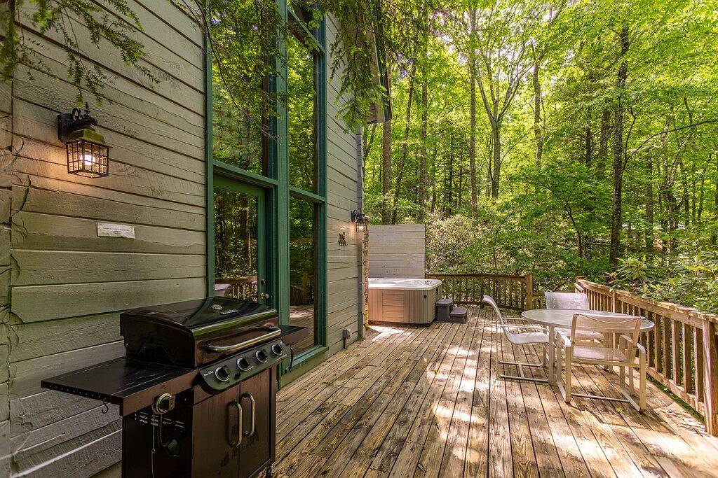 The Dog House - Romantic, Hot Tub, Creekside, Firepit Perfect couples getaway! in Blue Ridge Parkway, Watauga County