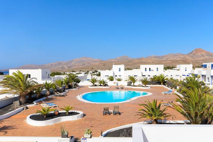 Ganze Wohnung, Geräumige Ferienwohnung "Casa Nancy" mit Bergblick, Pool, Wlan & Terrasse in Puerto Calero, Yaiza