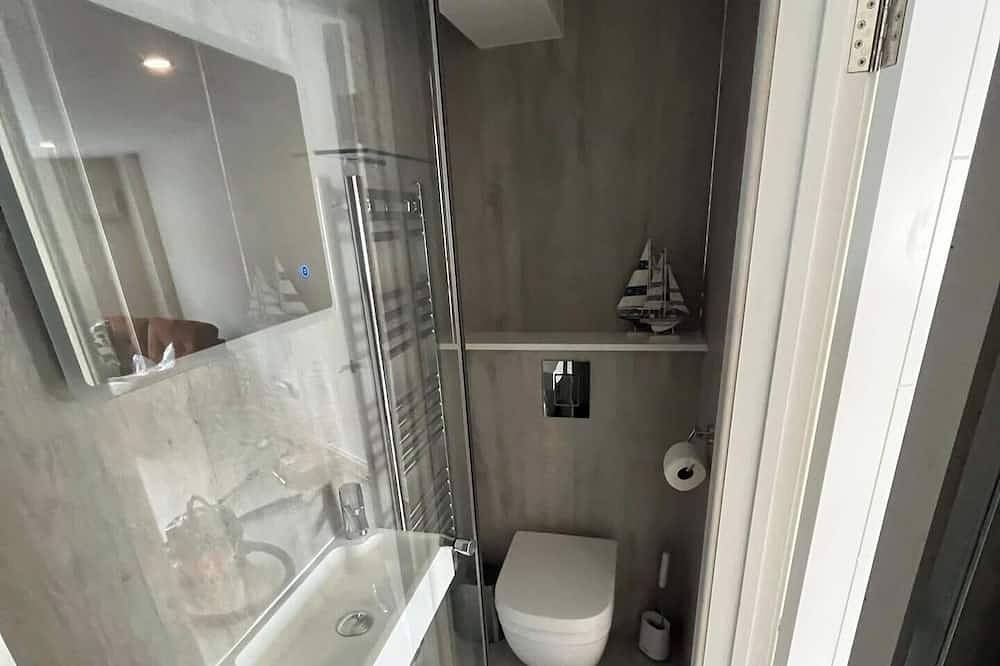 Entire apartment, Garden Studio, Sleeps 2, Hot Tub & Pets Welcome in Fareham, Hampshire