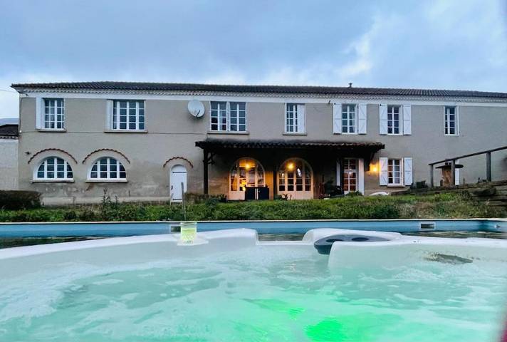 Gîte pour 6 personnes, avec piscine ainsi que terrasse et jacuzzi à Saint-Michel (Gers)