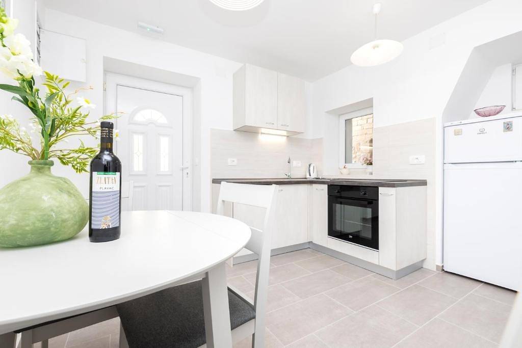 Ganze Wohnung, 1-Zimmer-Ferienwohnung mit Terrasse Veli Losinj, Losinj A-24542-a in Veli Losinj, Lošinj (Kvarner Bucht)