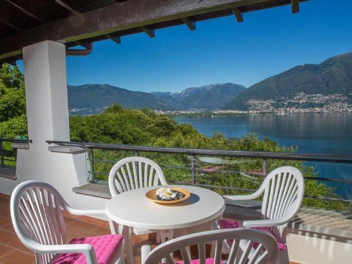 Ferienwohnung für 4 Personen, mit Balkon und Terrasse sowie Garten und Pool in Piazzogna