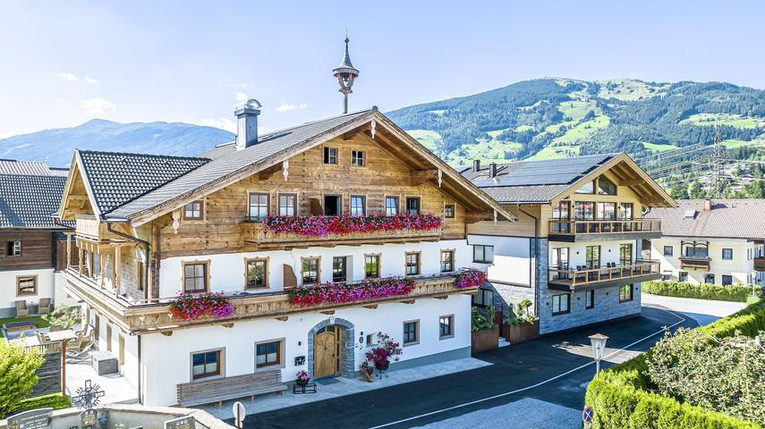 Ferienwohnung für 4 Personen, mit Balkon und Terrasse sowie Garten und Pool