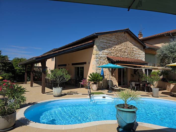 Location de vacances pour 3 personnes, avec Jardin et Piscine à Neuville-sur-Ain