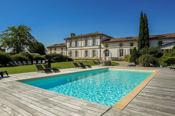 Gîte pour 19 personnes, avec Balcon et Terrasse ainsi que Jardin et Piscine à Cézac
