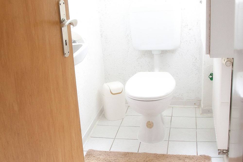Ganze Wohnung, Ferienwohnung 'Haus Zur Bienenweide' mit Gemeinschaftsterrasse, Balkon und Wi-Fi in Schömberg, Nordschwarzwald