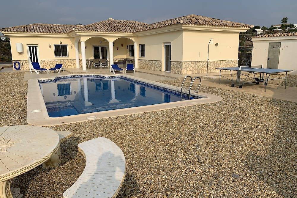 Espaciosa villa de 3 dormitorios con aire acondicionado, piscina propia y hermosas vistas. in Zurgena, Provincia de Almería