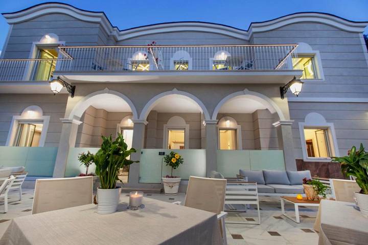 B&b per 22 persone, con piscina e sauna nonché giardino e idromassaggio a Sorrento