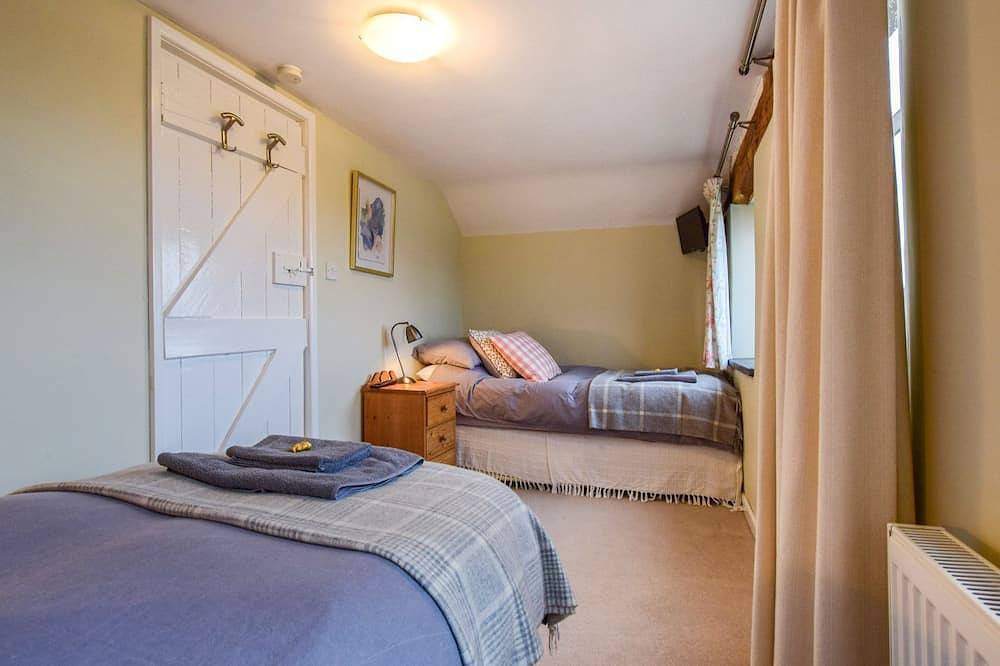 Granary at Hunt Court - sleeps 4 guests  in 2 bedrooms in Badgeworth, Gloucestershire