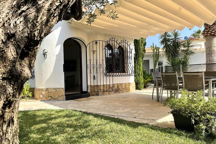 Chalet für 4 Personen, mit Pool und Garten in Oliva