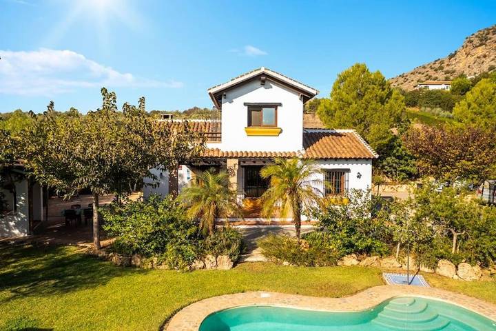 Casa rural para 12 personas, con piscina además de vistas y jardín, Familias con niños en Coín