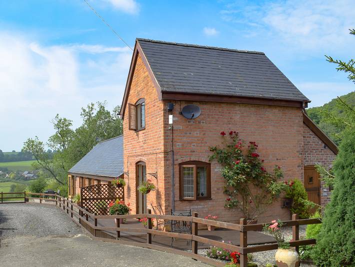Log cabin for 2 people, with garden in Powys