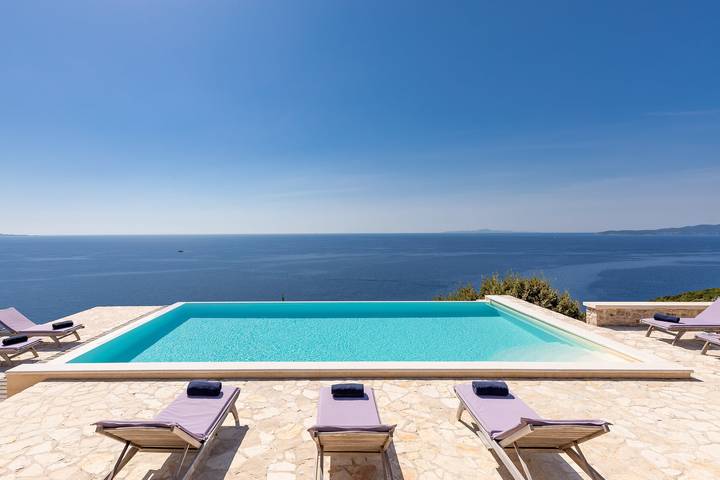 Ferienhaus für 14 Personen, mit Balkon/Terrasse und Terrasse sowie Pool