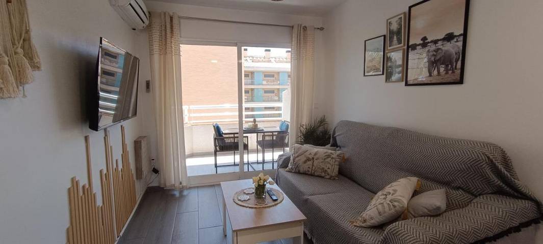 Apartamento para 3 personas, con vistas y piscina además de piscina para niños y jardín en Alfàs del Pi