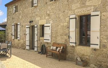 Gîte pour 8 personnes, avec piscine ainsi que terrasse et jardin à Prayssas