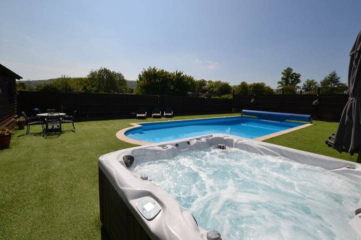Chalet for 4 people, with garden and terrace as well as hot tub, with pets - 1