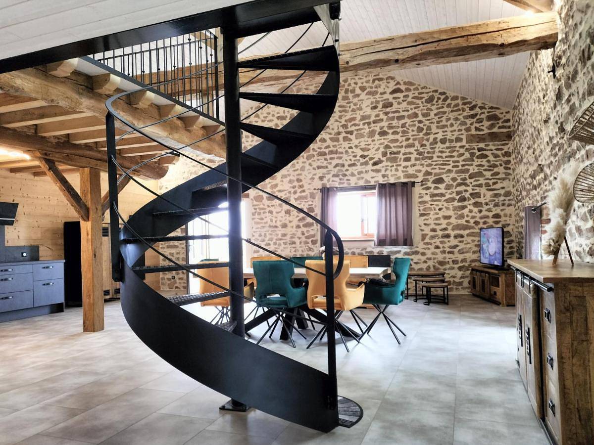 Three-Bedroom Holiday Home in Dompierre-les-Ormes, Région de Mâcon