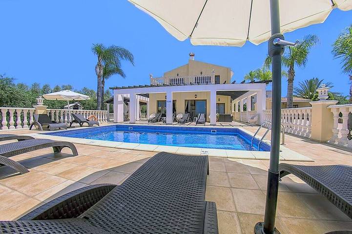 Holiday rental for 11 people, with garden and balcony in Peyia