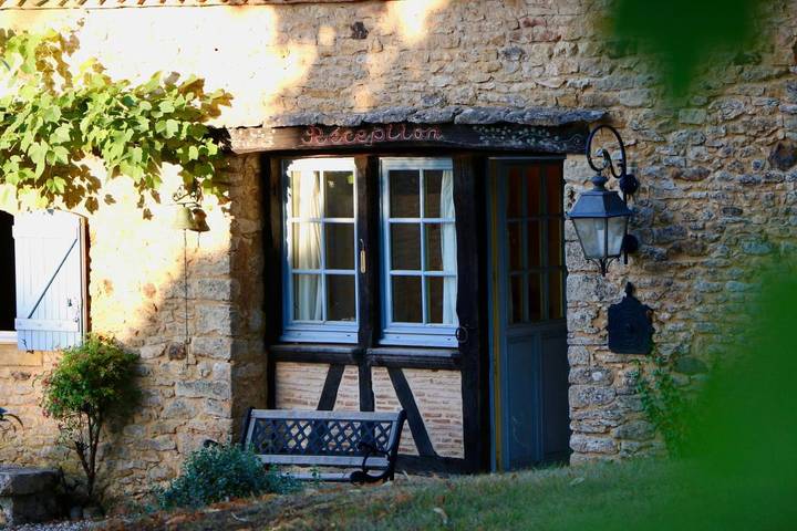 Location de vacances pour 6 personnes, avec jardin ainsi que vue et piscine, adapté aux familles à Sainte-Alvère - 3