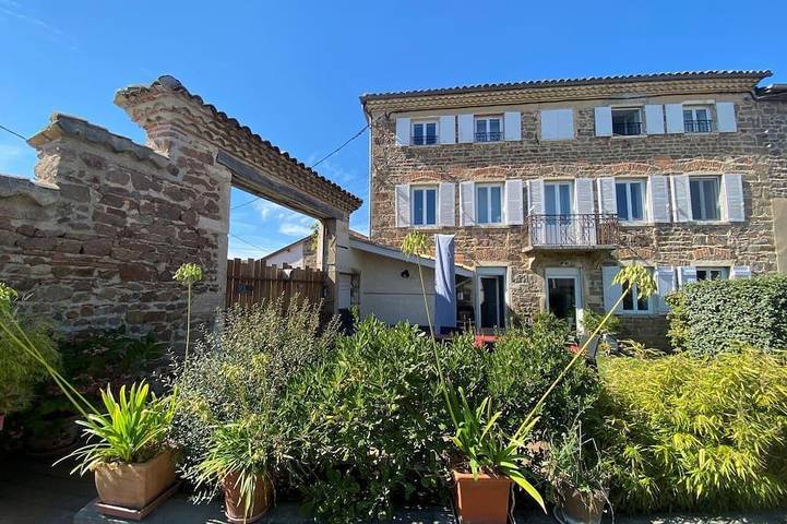 Location de vacances pour 11 personnes, avec jardin à Saint-Étienne-des-Oullières