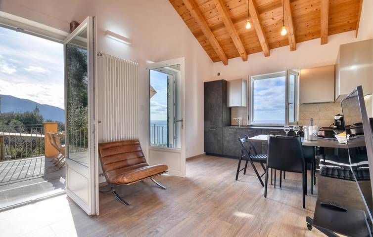 Appartamento intero, Appartamento per vacanze vista mare con lavatrice, aria condizionata, parcheggio, terrazza e internet in Recco, Riviera di Levante
