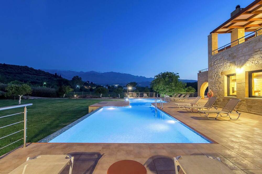 3' to Sandy Beach / Huge Private Pool / 6-Bedroom Family Villa in Armeni, Chania und Umgebung