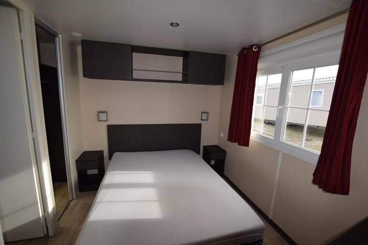 Location de vacances pour 4 personnes, avec jardin et bassin pour enfant ainsi que vue et piscine à Salles-Curan - 4