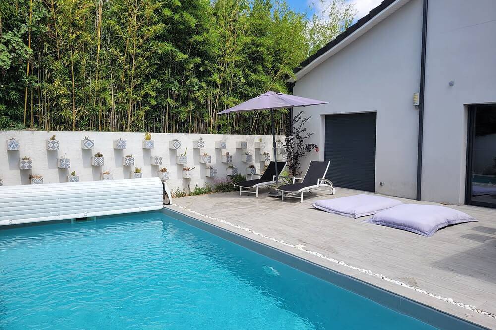 Pleasant house sleeps 10 with swimming pool and air conditioning, ideal for a family or group of friends. in Mérignac, Bordeaux region