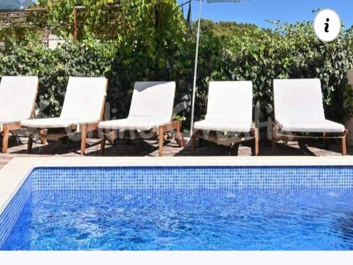 Ferienwohnung für 4 Personen, mit Terrasse und Pool, kinderfreundlich in Okrug Gornji