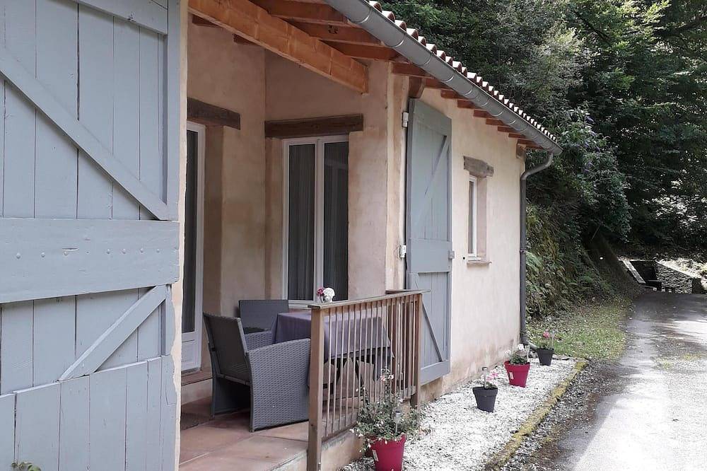 Gite rénové avec style avec terrasse couverte Dans Charmant Village in Boissezon, Région de Castres