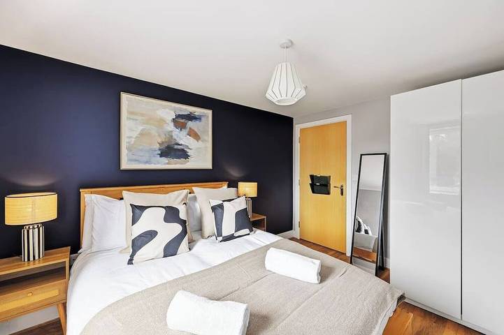 Ganze Wohnung, Elegant 2-Bedroom Apartment • Near the High Street • Balcony • Free Parking • Sky TV • Yoko Property in Milton Keynes, Südostengland