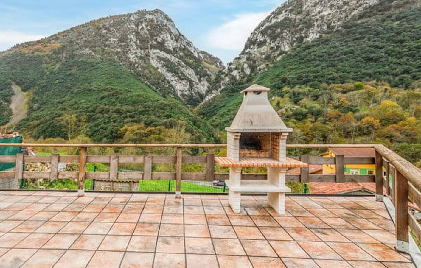 Casa de vacaciones en zona rural con vistas a la montaña en Trescares in Trescares, Peñamellera Alta