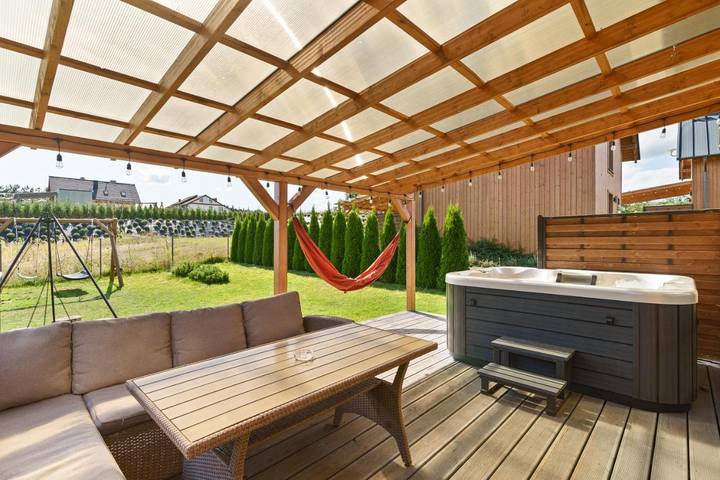 Location de vacances pour 8 personnes, avec Terrasse et Jacuzzi ainsi que Jardin et Sauna dans Stężyca