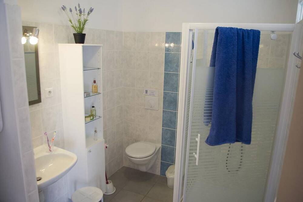 La Glycine - Poussan in Poussan, Côte d'Améthyste