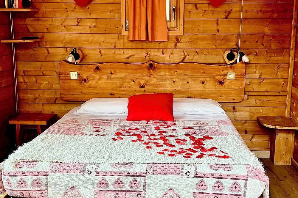 Relaxation in Mountain Chalet, large garden, pond, private fenced dog area in Pieve di Cadore, Dolomites de l'Est