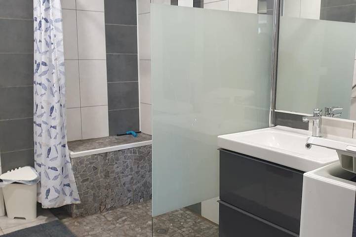 Gîte pour 4 personnes, avec terrasse ainsi que piscine et jardin à Villeneuve-lès-Maguelone - 3