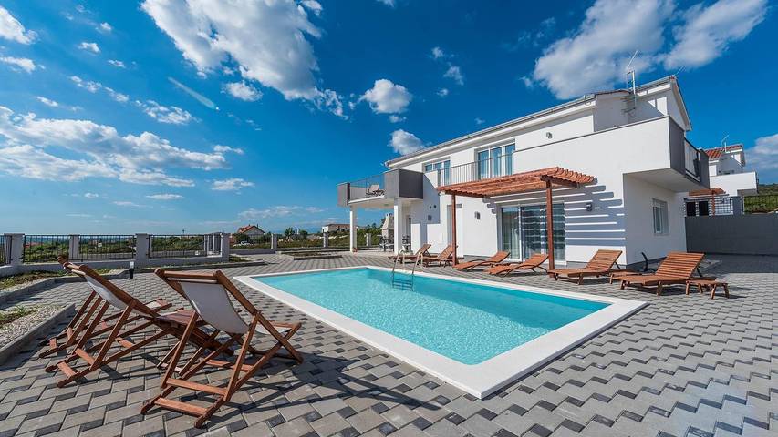 Ferienhaus für 8 Personen, mit Balkon und Pool in Sukosan