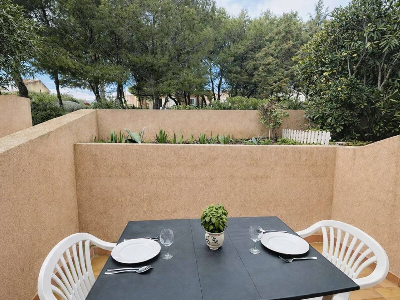 Studio Cabine avec Terrasse, Piscine et Parking Privé, 4 Couchages à Narbonne Plage in Narbonne Plage, Narbonne