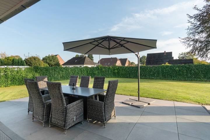 Ferienhaus 'Neeborg' mit privater Terrasse, privatem Garten und WLAN in Zetel, Südliche Nordseeküste